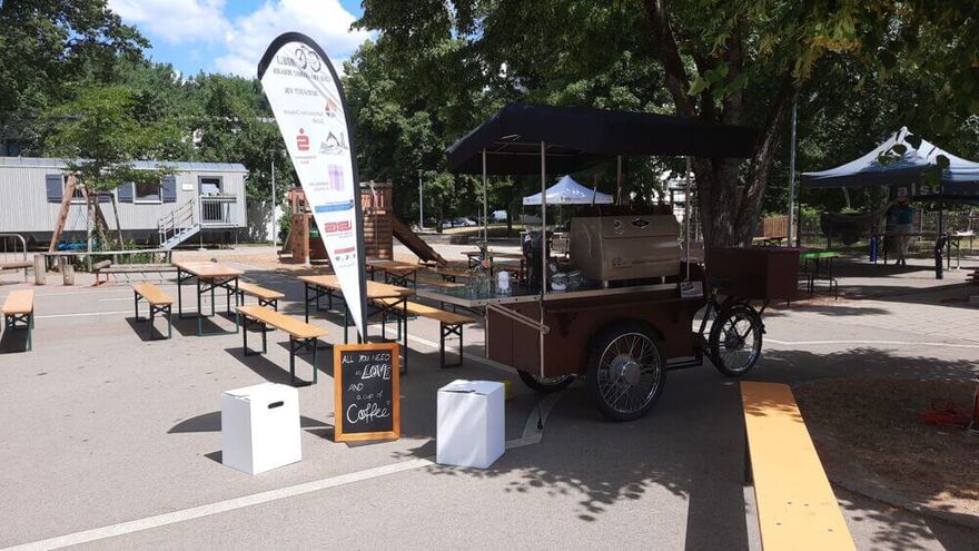 Im Stadtgebiet werden über 1000 Menschen neu hinzuziehen. Diesen Veränderungsprozess wollen wir als Kirche mitgestalten und zu einem guten miteinander beitragen. Das Coffee-Bike ist mobiler Treffpunkt, Anlaufstelle und Ort des Austausches