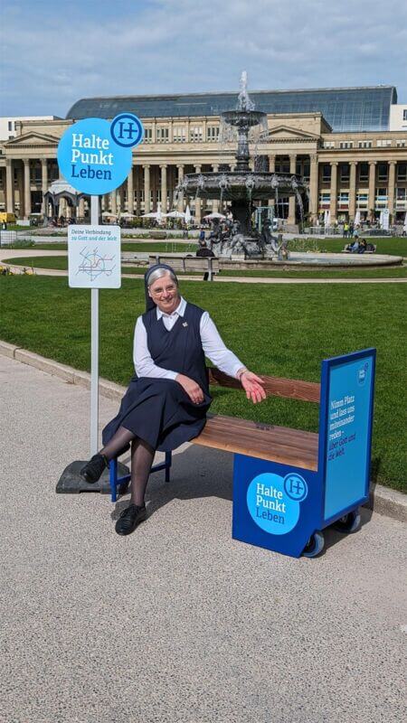Mit einer mobilen Parkbank lade ich Menschen rund um den Schlossplatz oder Eckensee zum Gespräch Platz zu nehmen.